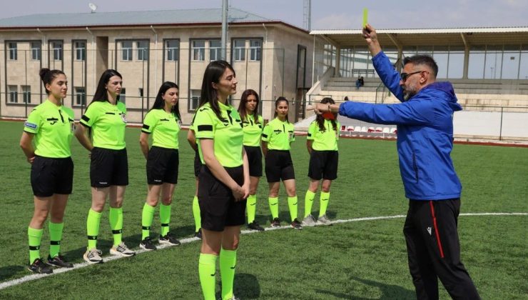 Sivas’ta 35 kadın hakem futbolun atmosferini değiştirdi